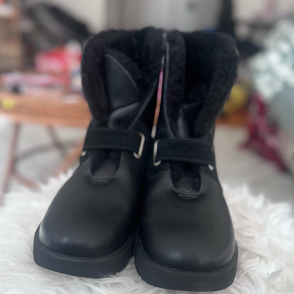 LIKE NEW- UGG W Isley Waterproof Snow Boots (BLACK, SZ 9)